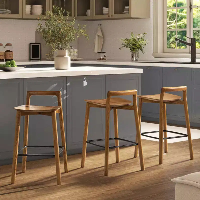 Sgabelli da bar Okak in legno di frassino biondo naturale ad altezza bancone per sale da pranzo, sgabelli da bar da bancone senza braccioli e schienale basso minimalista