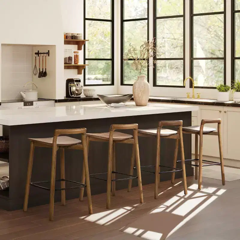 Sgabelli da bar Okak in legno di frassino biondo naturale ad altezza bancone per sale da pranzo, sgabelli da bar da bancone senza braccioli e schienale basso minimalista