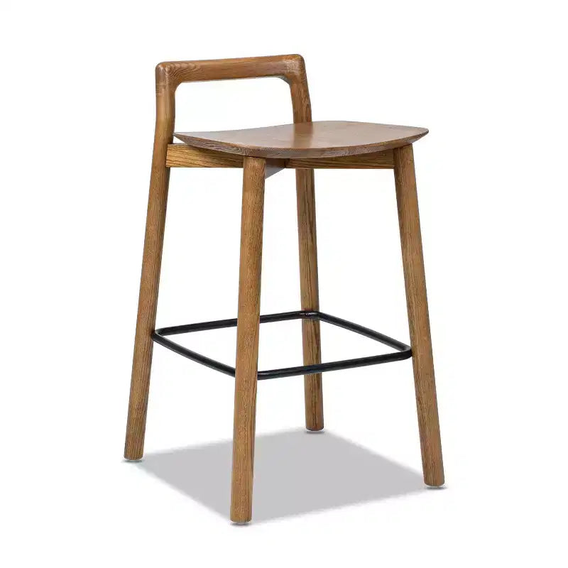 Sgabelli da bar Okak in legno di frassino biondo naturale ad altezza bancone per sale da pranzo, sgabelli da bar da bancone senza braccioli e schienale basso minimalista