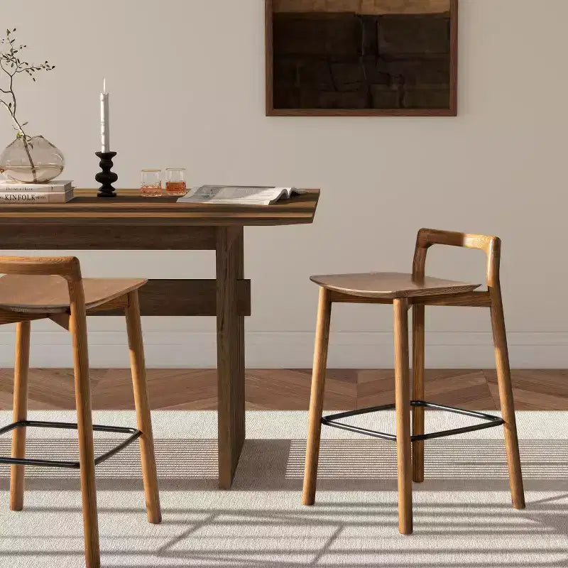 Sgabelli da bar Okak in legno di frassino biondo naturale ad altezza bancone per sale da pranzo, sgabelli da bar da bancone senza braccioli e schienale basso minimalista