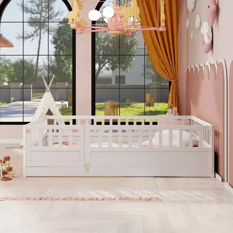 Letto Montessori a pavimento in legno a grandezza naturale con cancello di sicurezza per bambini, bianco