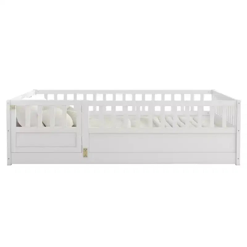 Letto Montessori a pavimento in legno a grandezza naturale con cancello di sicurezza per bambini, bianco
