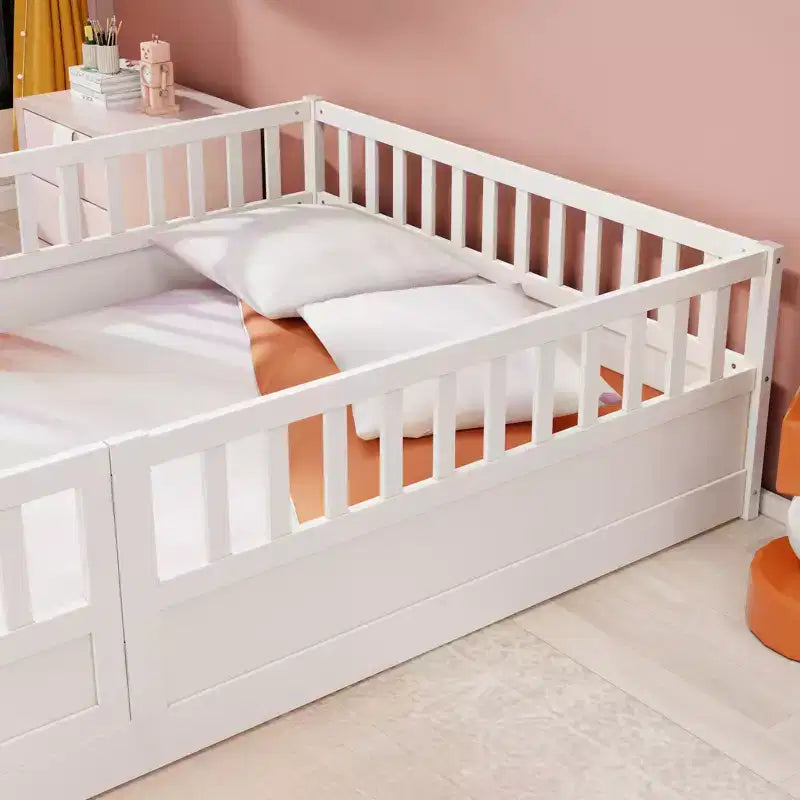 Letto Montessori a pavimento in legno a grandezza naturale con cancello di sicurezza per bambini, bianco